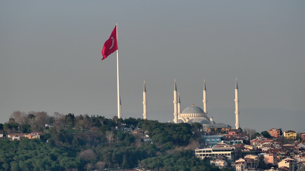 vista de alto ángulo de la mezquita de camlica y la bandera del pavo ,
