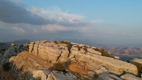 paisaje montañoso sobre el torcal de antequera, paisaje kárstico en españa