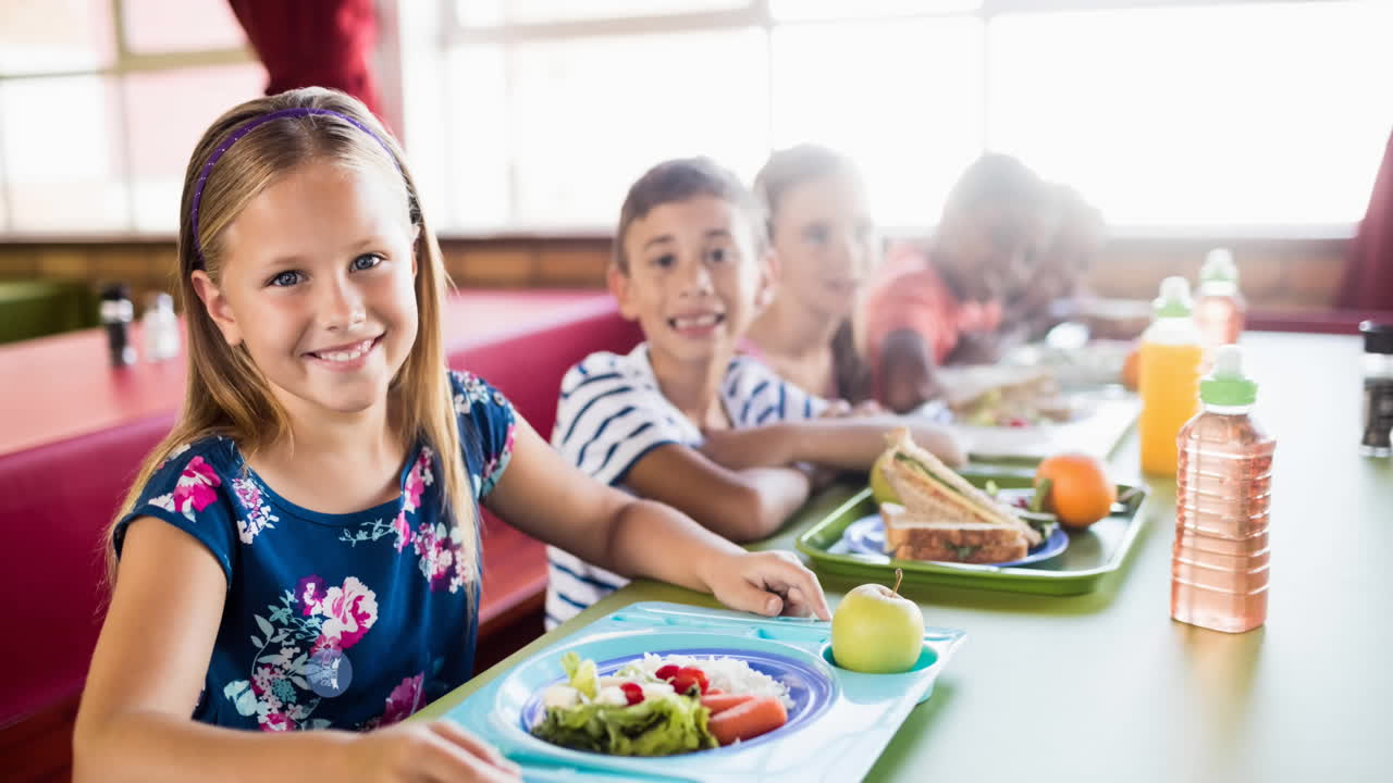 Animazione di testo 'Ritorno a scuola' su bambini in mensa