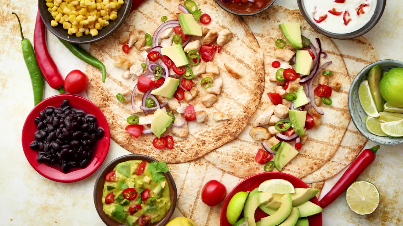 tortillas de maíz saludables recién hechas con filete de pollo a la parrilla grandes rodajas de aguacate