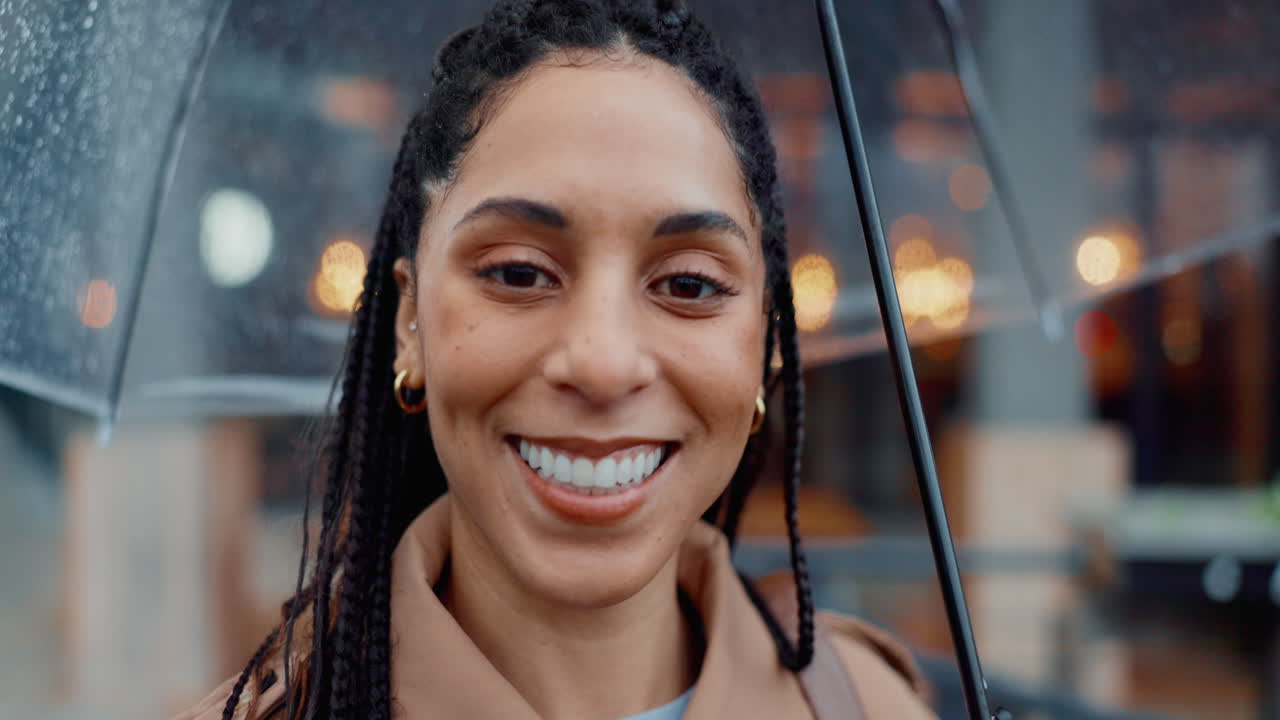 mujer, cara en la ciudad y paraguas