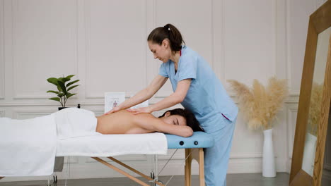 Physiotherapeut-Gibt-Eine-Massage