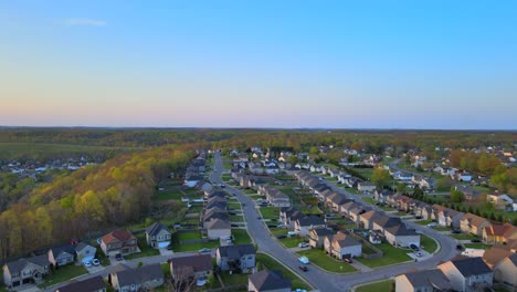 Vuelo-Aéreo-A-Través-Del-Hermoso-Barrio-Suburbano-Con-Cielos-Azules-Al-Atardecer