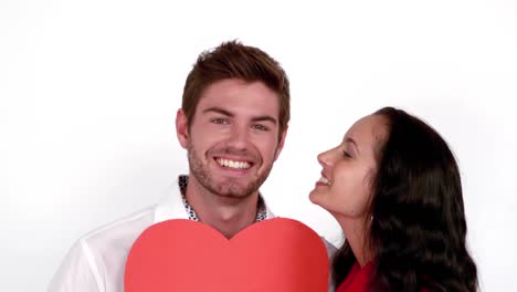 pareja linda con una tarjeta de corazón