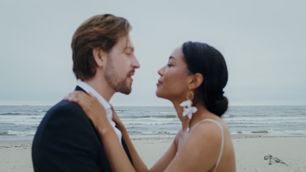 해변에서 키스하는 커플