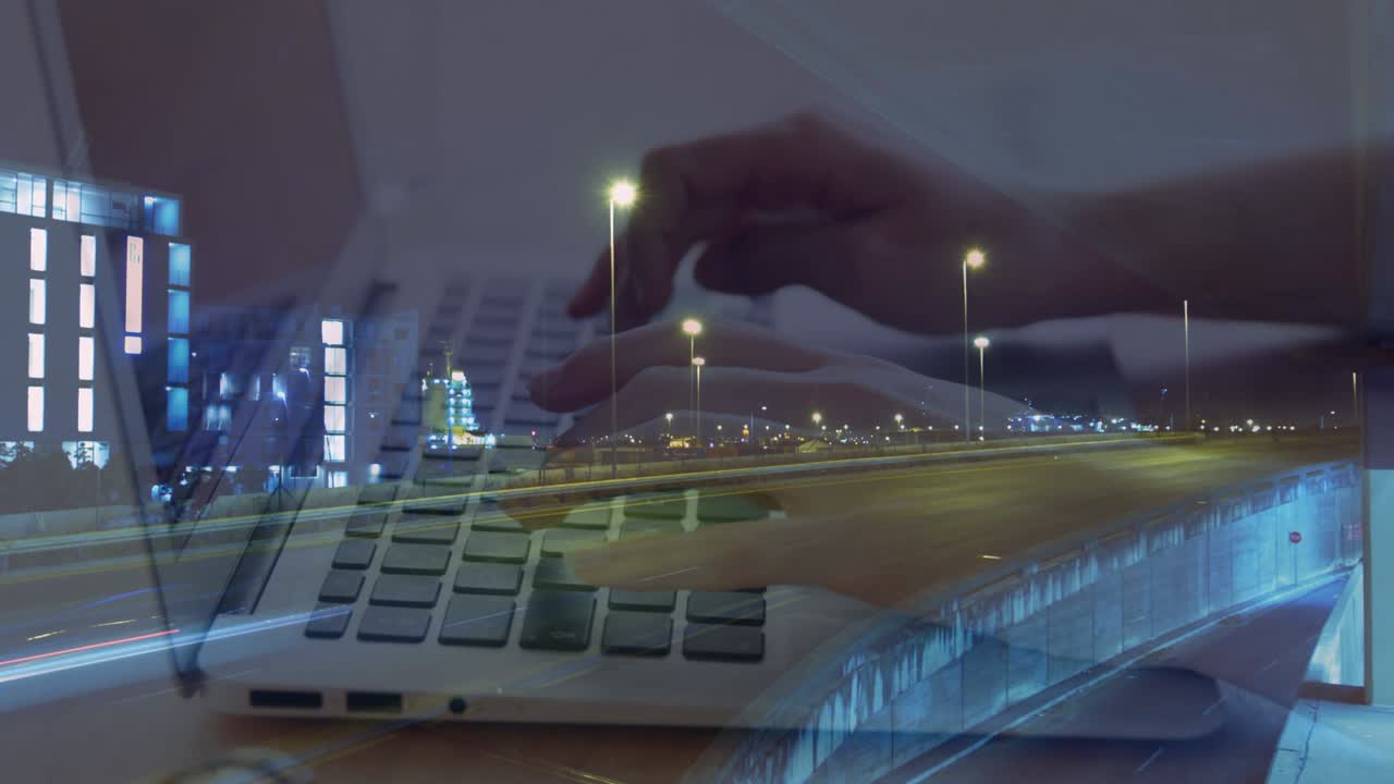 밤에 도시에서 가속화된 교통을 통해 노트북을 사용하는 여성의 손의 애니메이션