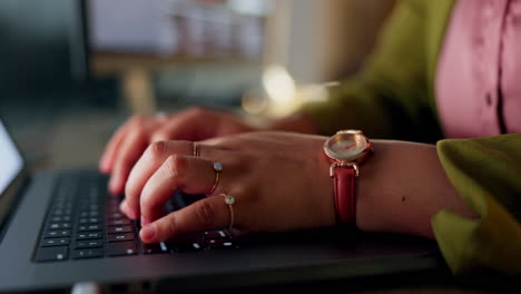 Computadora-Portátil,-Teclado-Y-Manos-De-Mujer-Escribiendo-Correo-Electrónico