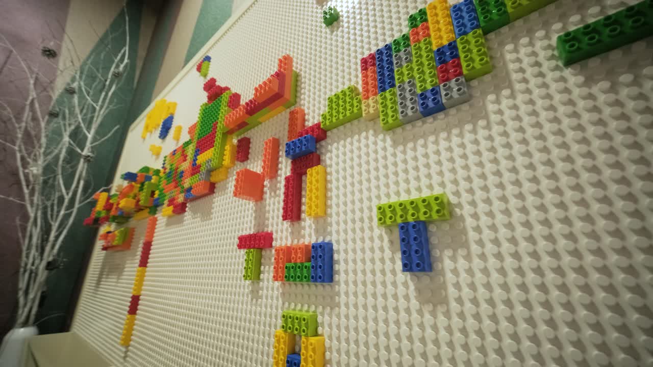 pared de bloques de construcción interactiva en el área de juegos para niños