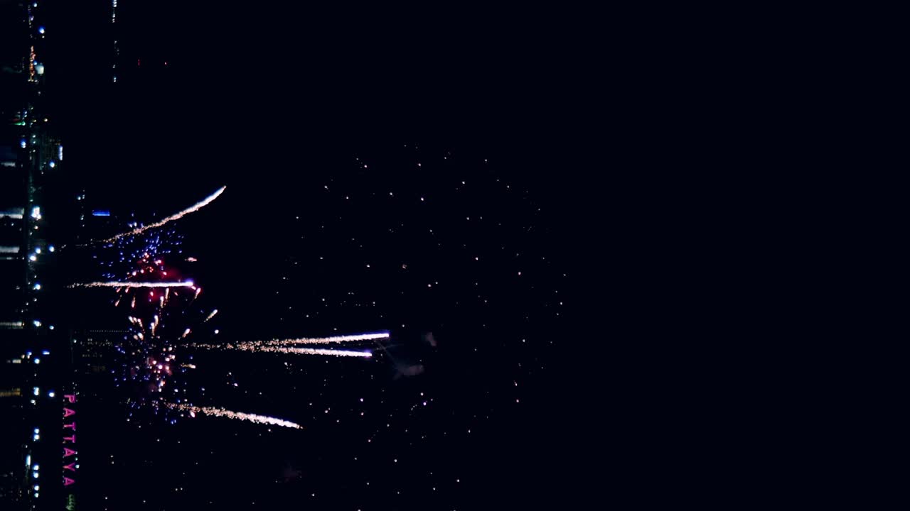 Celebrazione di Capodanno con spettacolo pirotecnico: fuochi d'artificio astratti, multicolori, grandi, luminosi e scintillanti con effetti bokeh nel cielo notturno