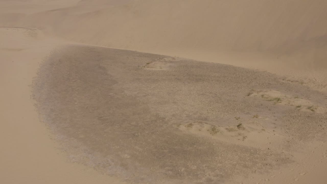 바람 부는 모래와 사막에서 모래 언덕의 드론 샷