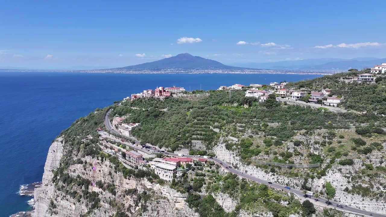 Praia de Sorrento em Sorrento, Nápoles, Itália. Cidade Costeira. Paisagem do Vulcão Vesúvio. Praia de Sorrento em Nápoles, Itália. Cenário de Praia. Edifícios Medievais. Horizonte de Sorrento. Costa Amalfitana.