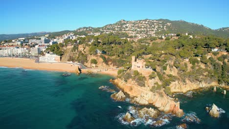 Strand-Von-Sa-Caleta-In-Lloret-De-Mar,-Burg-Auf-Den-Felsen,-Junger-Tourismus,-Partynächte