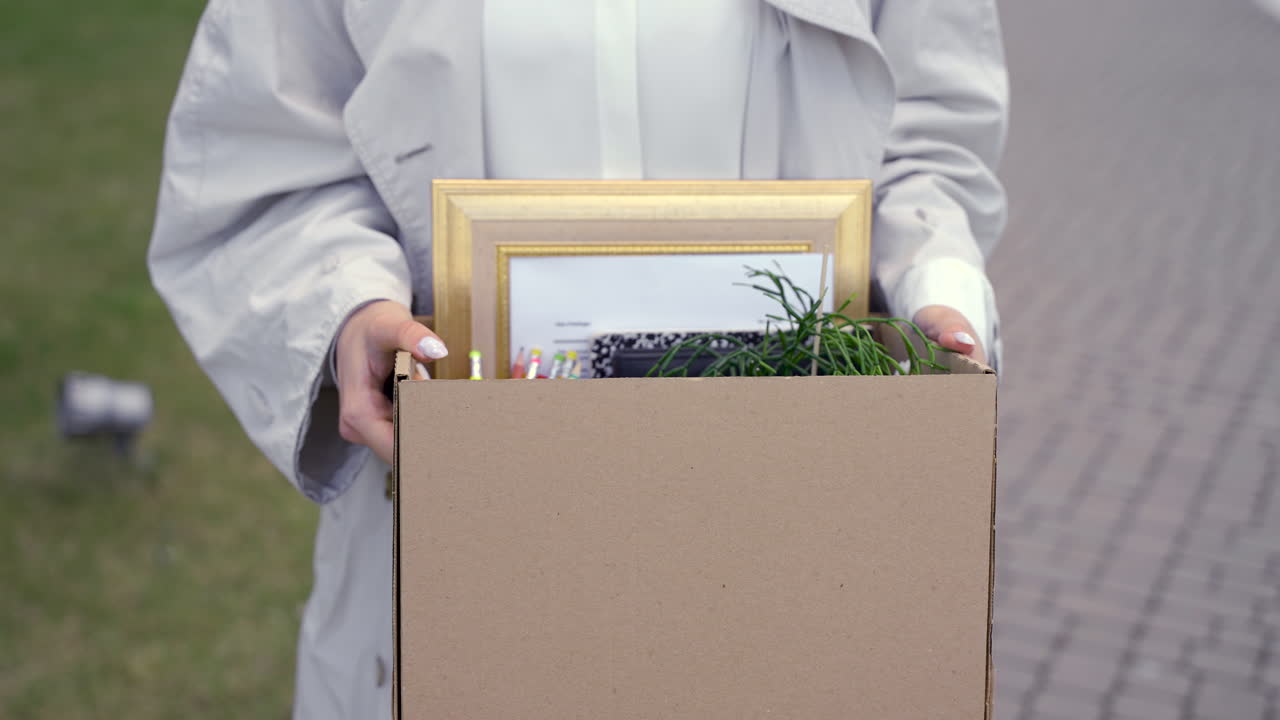 사무실 건물 앞에서 걷는 예쁜 여자의 클로즈업