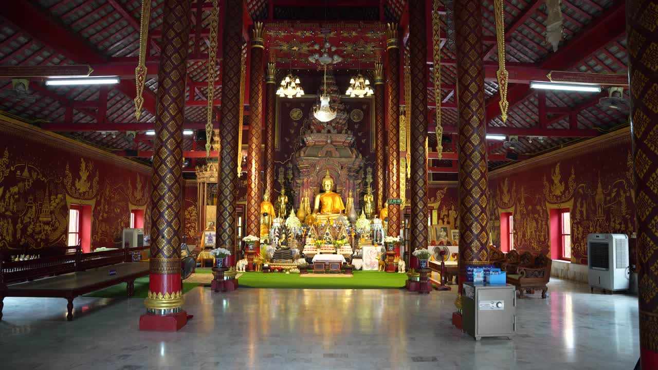 el interior dorado del templo de wat chiang man en tailandia