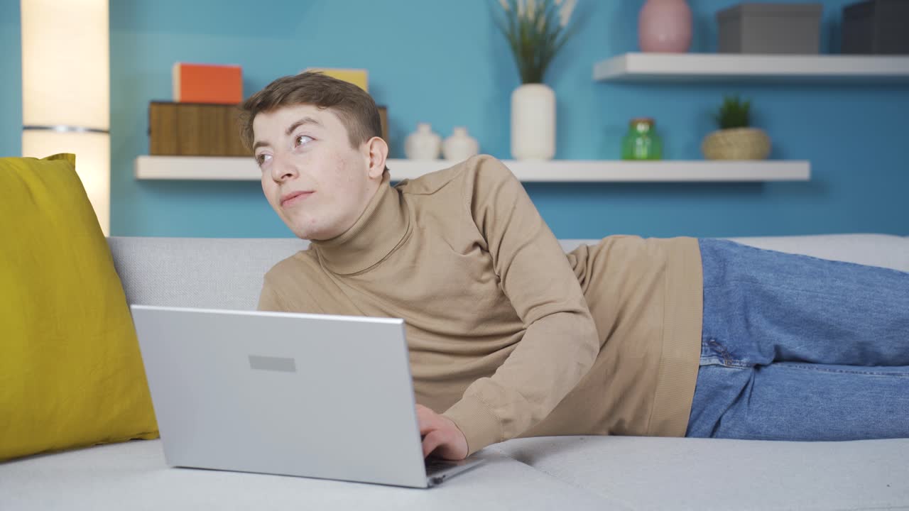 집에서 노트북을 사용하는 젊은 행복한 표정.