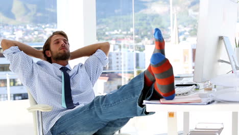 un hombre de negocios durmiendo en su oficina.