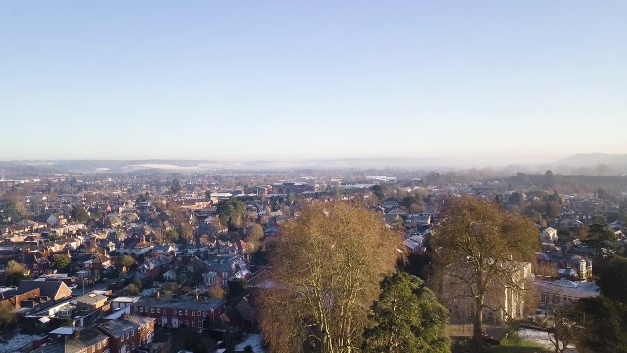 눈과 안개로 뒤덮인 건물의 넓은 풍경 공중 촬영