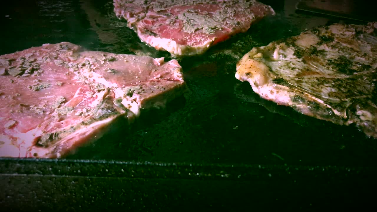 스테이크 고기 김 뜨거운 스토브에 김