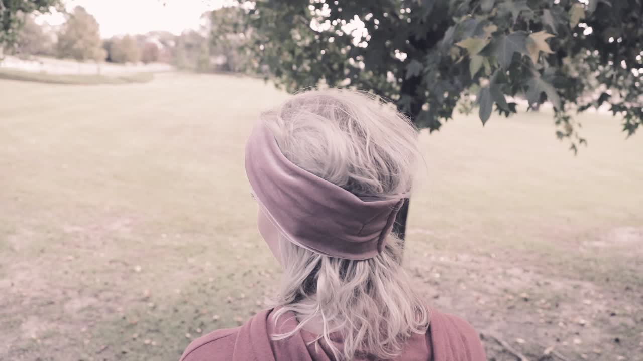 다른 지역을 걷는 젊은 여성의 다양한 각도의 슬로우 모션