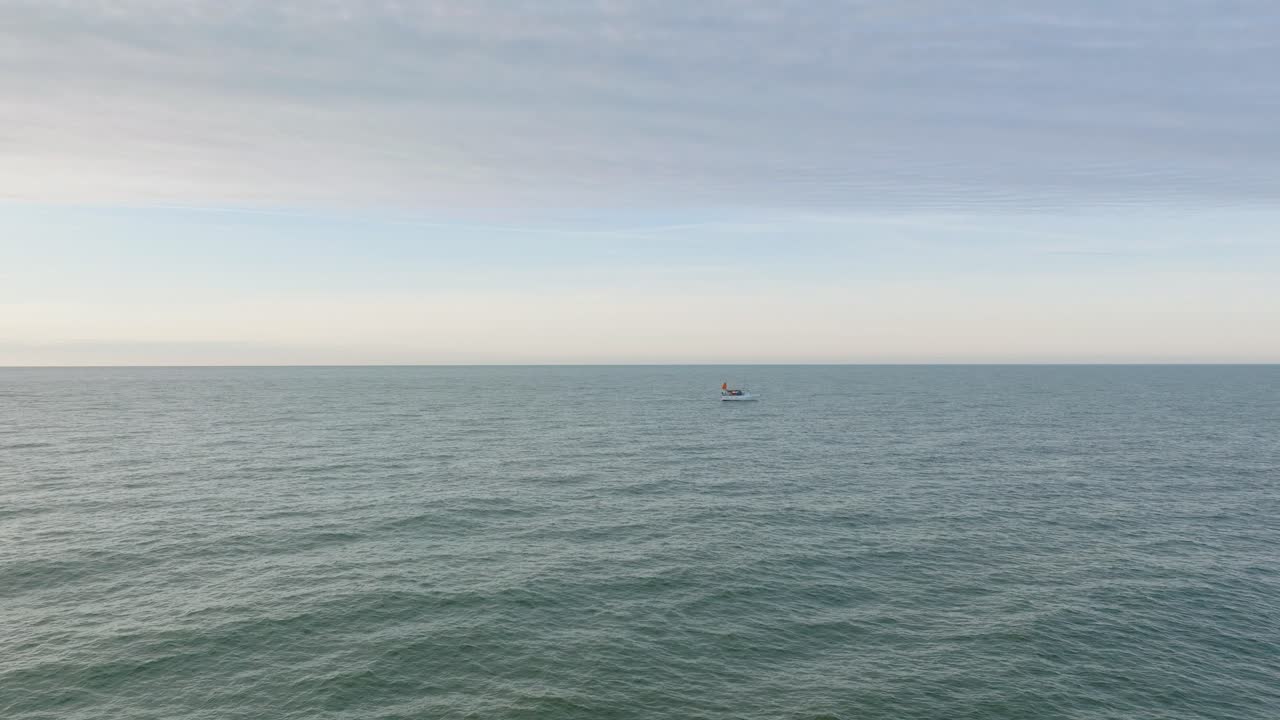 평온 한 발트 해 에서 항해 하는 해안  ⁇ 시 보트 의 항공 사진,  ⁇ 시 ⁇  이 물 에  ⁇ 시망 을 떨어뜨리는 모습,  ⁇ 은 날, 멀리 있는  ⁇  모래 해변, 넓은 드론 촬영