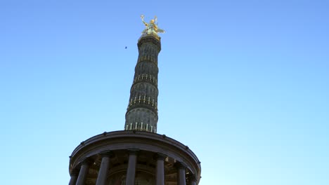 panoramique lent sur la colonne de victoire