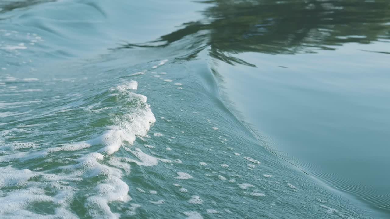 케냐 몸바사 근처의 일출 동안 맹그로브를 통해 여행