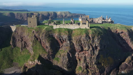 Wunderschöner-Rundflug-Auf-Höhe-Der-Ruinen-Des-Einst-Mächtigen-Dunnottar-Castle-In-Schottland-Zeigt-Die-Riesigen-Felsen-Und-Das-Gebäude