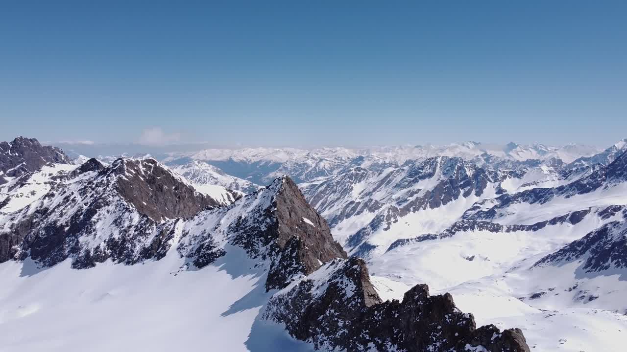 hermosa antena cinematográfica de picos nevados de glaciares alpinos.