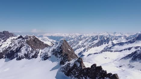 hermosa antena cinematográfica de picos nevados de glaciares alpinos.