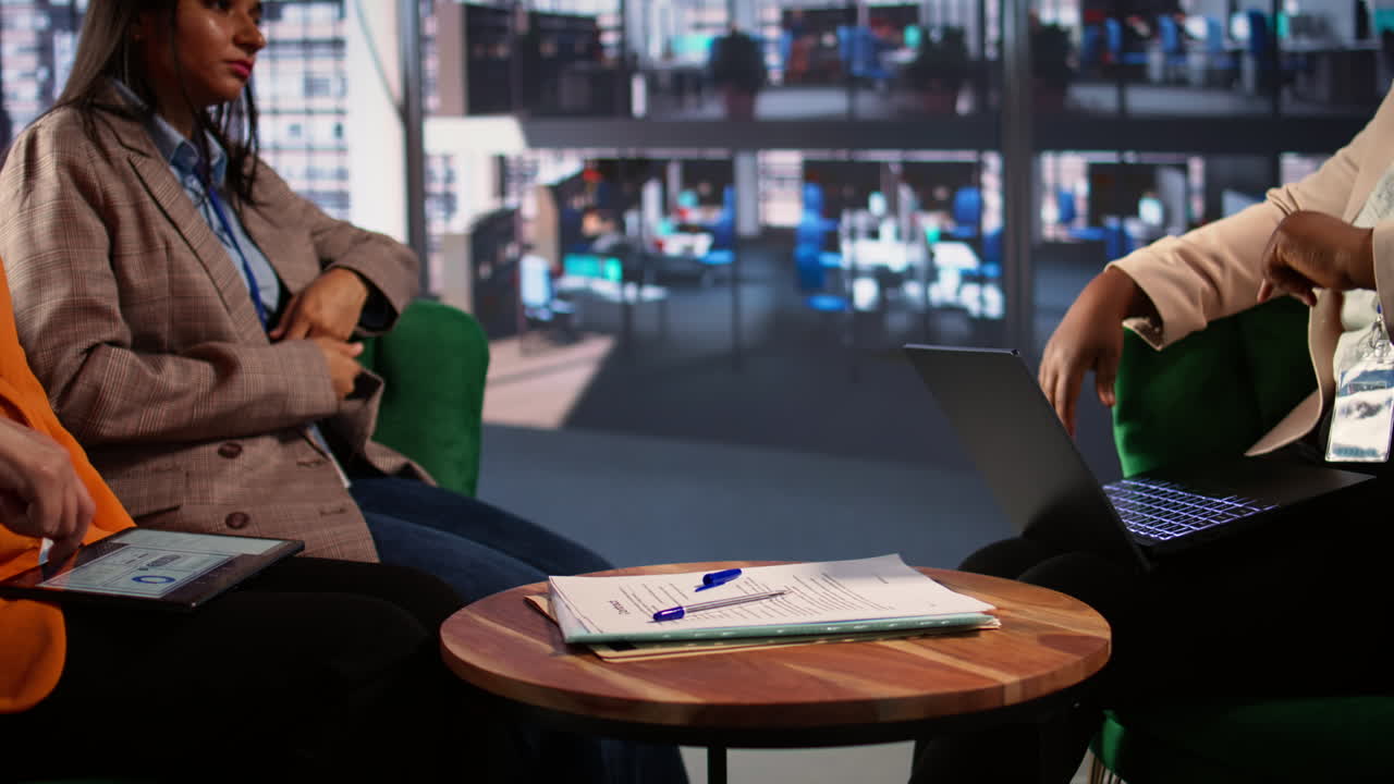 회의에서 서류에 서명하는 사업가