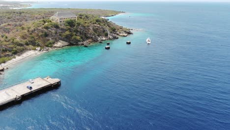 Playa-De-Remolcadores-En-Curazao-Con-Aguas-Cristalinas-Y-Barcos-Amarrados,-Vista-Aérea