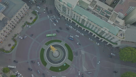 Birds-eye-view-looking-of-the-Freedom-Monument,-Liberty-Square,-Tbilisi,-Georgia