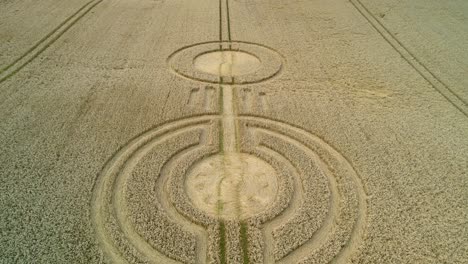 Vista-Aérea-Sobre-El-Mensaje-Del-Círculo-De-La-Cosecha-En-El-Reino-Unido-Sydmonton-Campo-De-Trigo-Tierras-De-Cultivo-Drone-Bajo-Sobrevolar