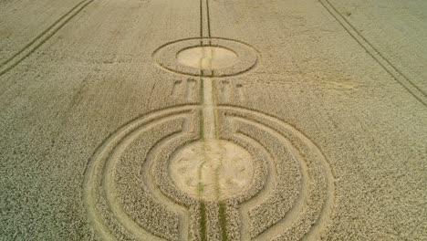 vista aérea sobre el mensaje del círculo de la cosecha en el reino unido sydmonton campo de trigo tierras de cultivo drone bajo sobrevolar