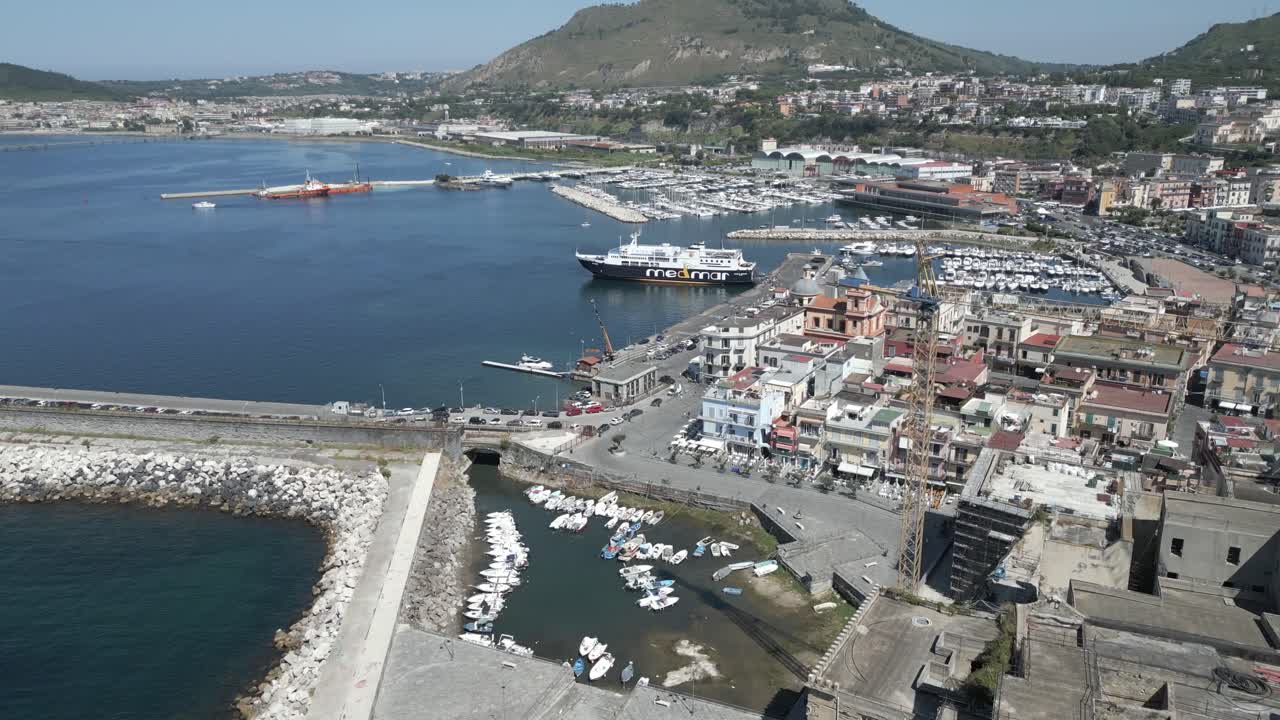 Úžasný letecký záběr dronem pohybující se vpřed nad krásným přístavem Pozzuoli v Itálii za letního dne