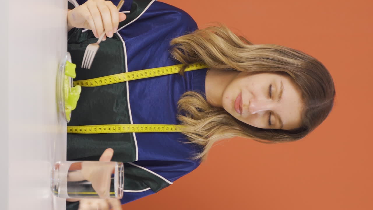 Video verticale di una giovane donna a dieta che fa una scelta