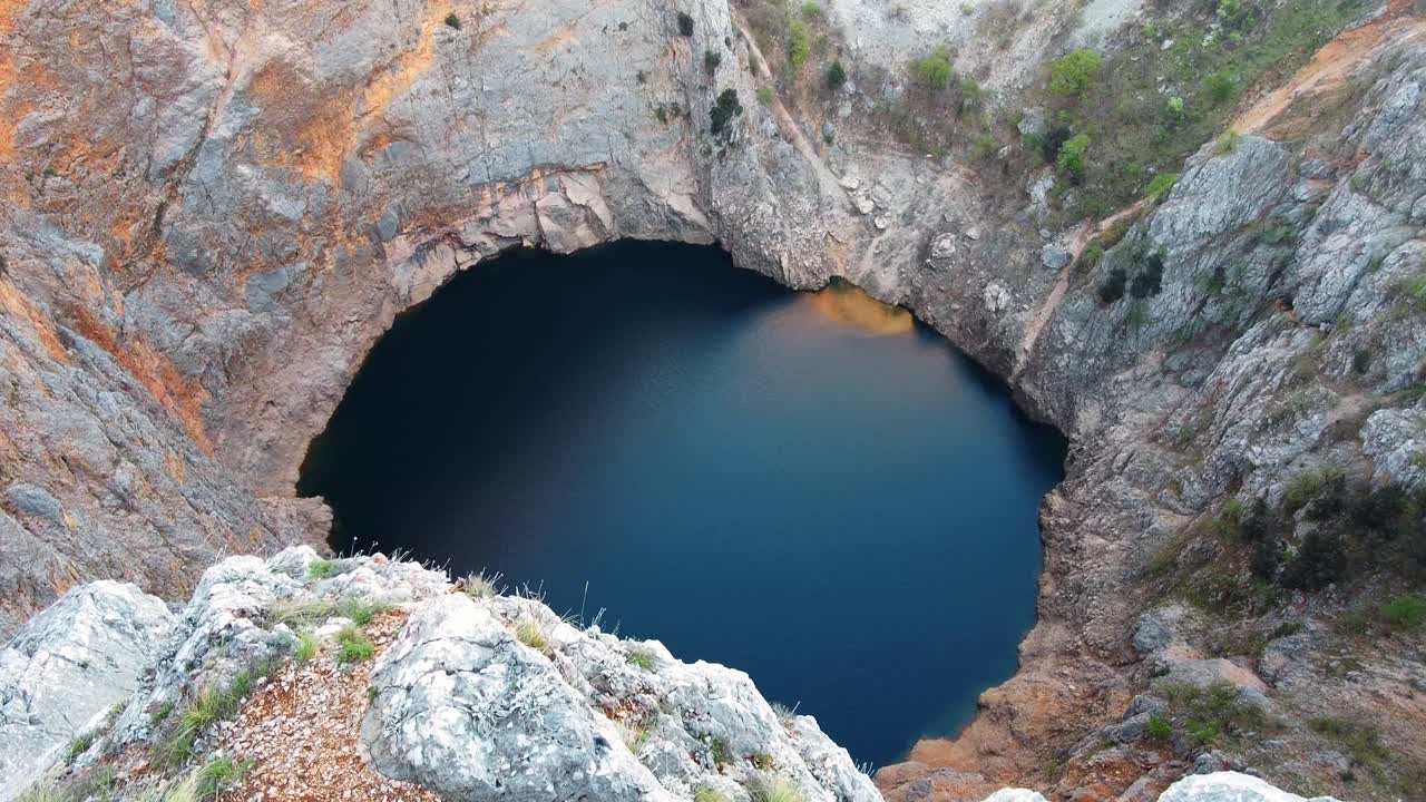 lago rojo y la dolina derrumbada más grande de europa