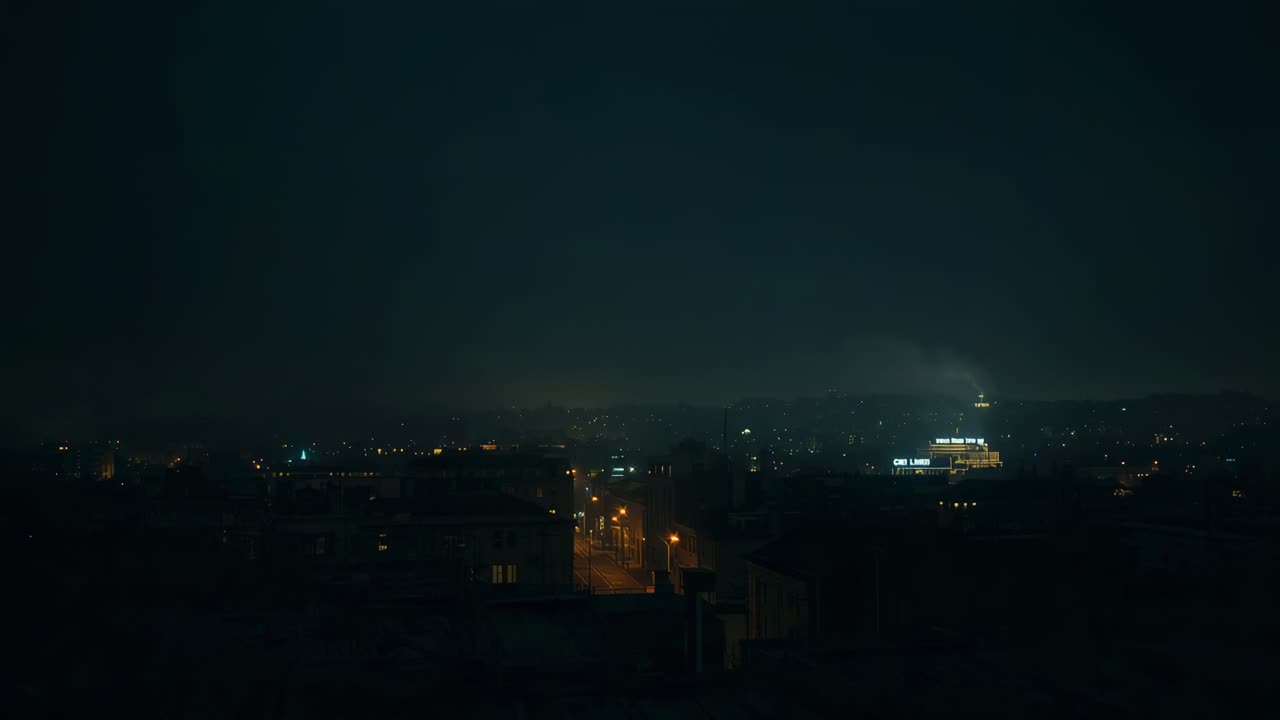 Ukazuje vzdálenou panoramu města s osvětlenou centrální ulicí ze střechy, nápis se rozjasňuje a paprsek sílí