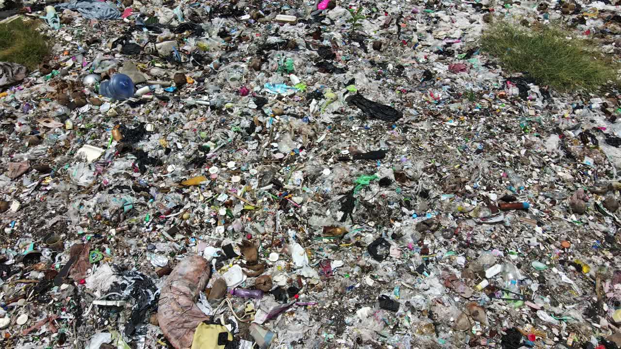 toma aérea de un vertedero, vertedero de basura en el sudeste asiático