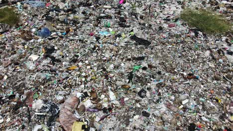 toma aérea de un vertedero, vertedero de basura en el sudeste asiático