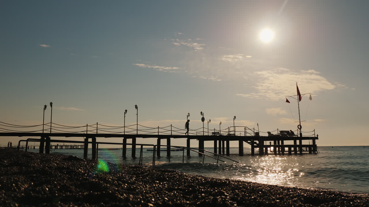 바다 4k 비디오에서 깃대 터키 국기 이른 아침에 터키 해안에 부두