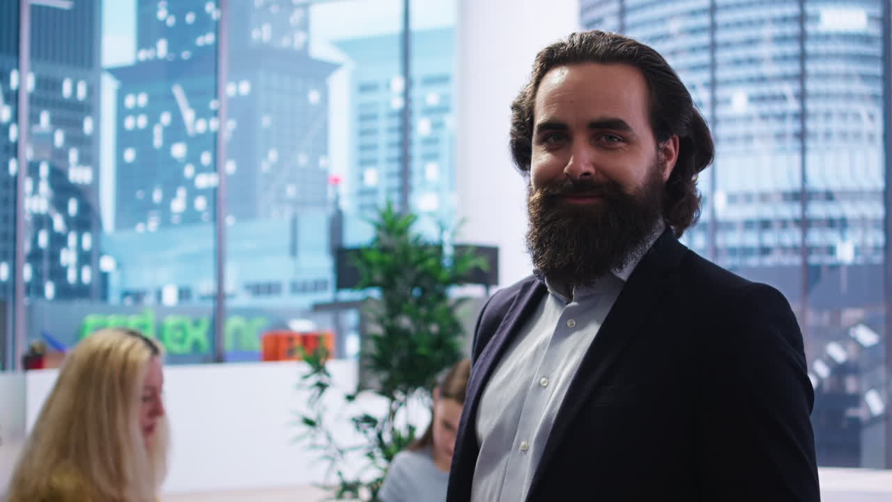 retrato de un asesor financiero feliz que se reúne con clientes para dar consejos