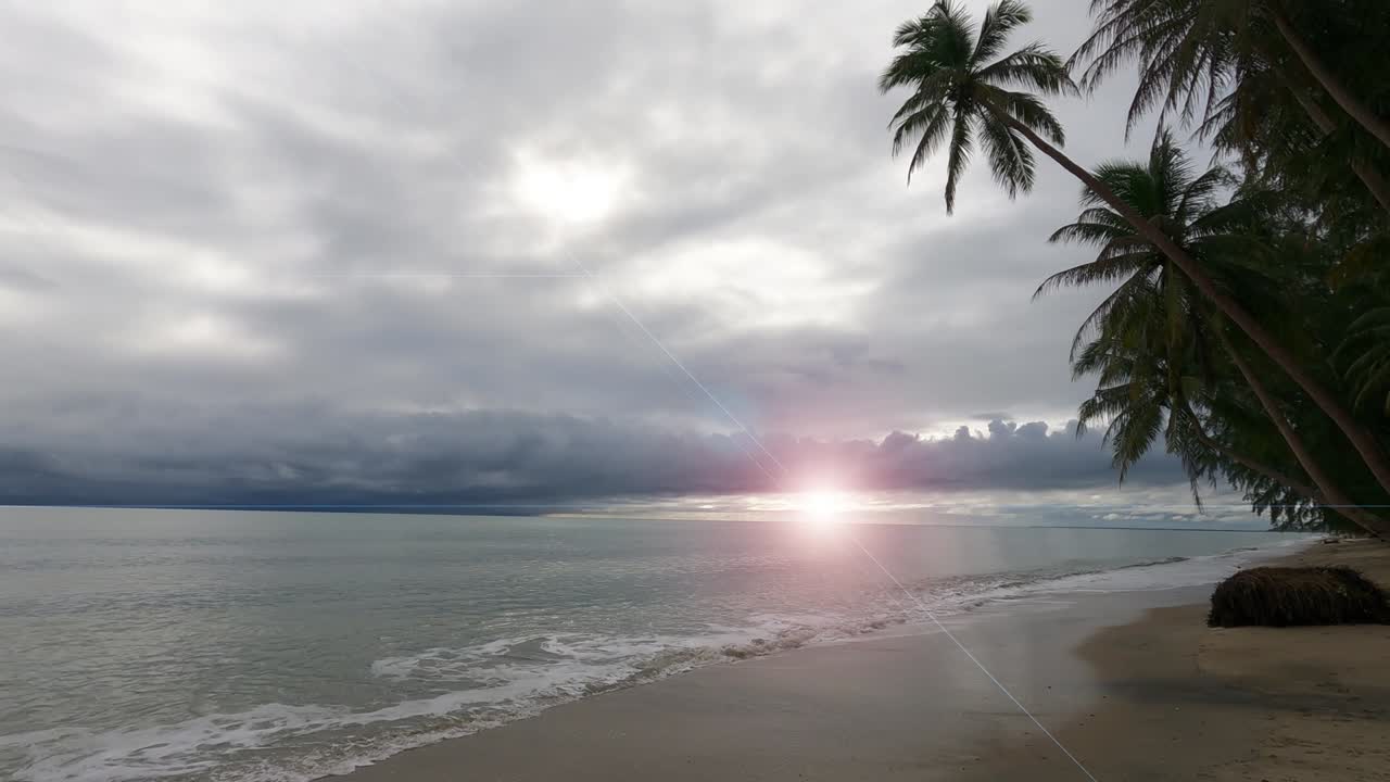 playa de palmeras tropicales con efecto de llamarada de lente n bokeh rayo de luz solar o rayo de sol en el cielo de lluvia tormenta nube