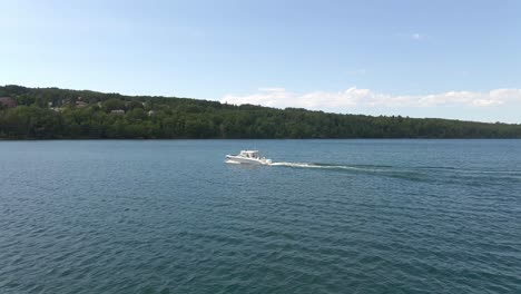 Vista-Aérea-De-Un-Barco-Navegando-En-El-Lago-Superior,-área-De-La-Isla-Apostole,-Descubra-Y-Visite-Wisconsin,-Viaje-Y-Explore-Durante-El-Verano