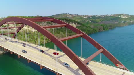 atasco de tráfico moviéndose lentamente a través del puente pennybacker