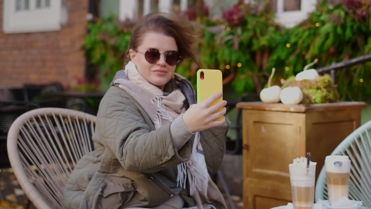 Donna che si fa un selfie in un bar