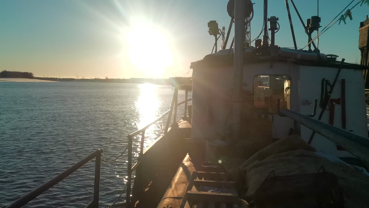 얼룩진 견인 보트 와 함께 강 도크 위 의 해가 뜨는 것