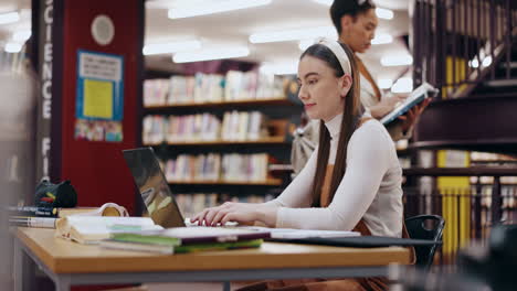 mujer estudiando en una biblioteca