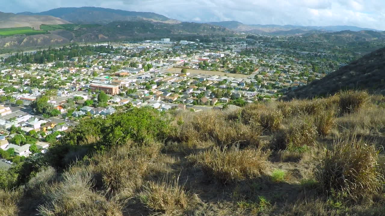 una toma aérea revela la ciudad costera de california de ventura 1