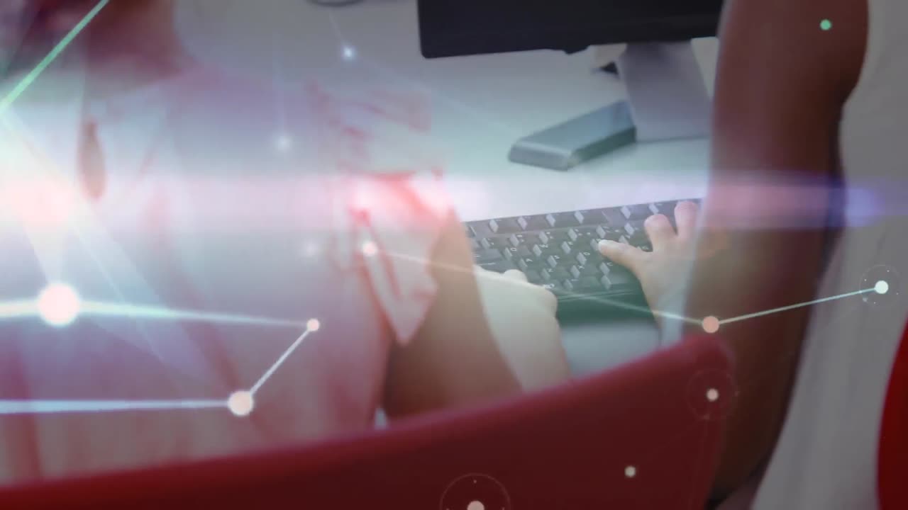 학교 에서 컴퓨터 를 사용하는 다양한 학생 들 의 뒤쪽 시야 에 비해 빛나는 연결 네트워크